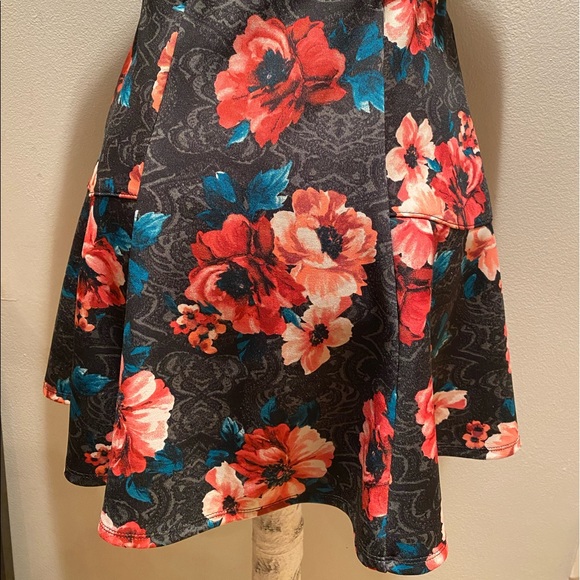 HOLISTER Flower Print Scuba Mini Skirt - Picture 5 of 6